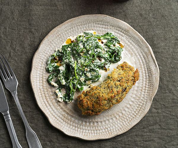 Baked-white-fish-fillets-with-a-crunchy-chilli-oil-breadcrumb-crust-and-creamed-spinach-1