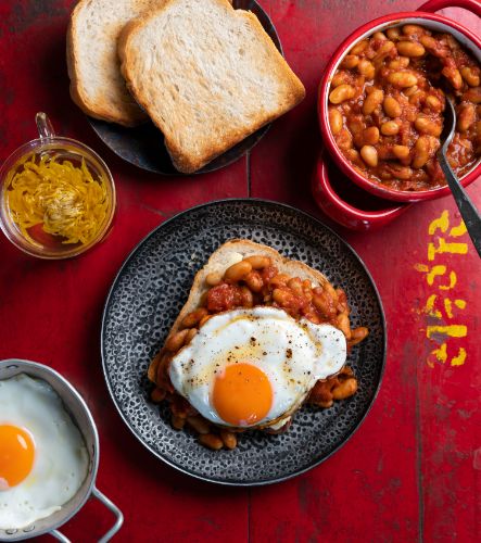 Traditional British baked beans with soy sauce and tomatoes-1